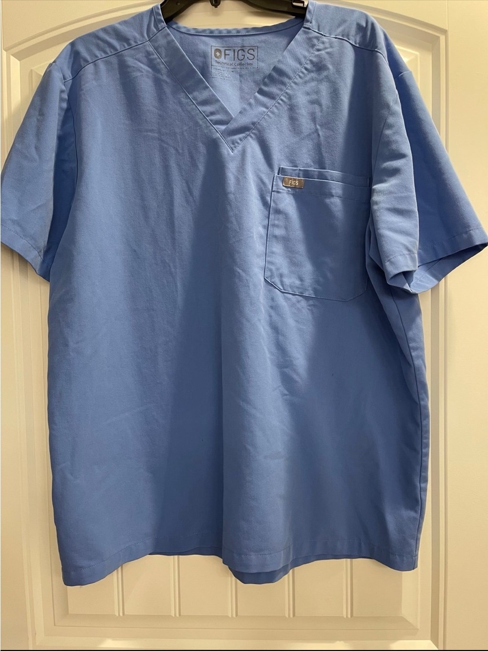 Figs Men's Ceil Blue Leon™ - Three-Pocket Scrub Top - M / Ceil Blue
